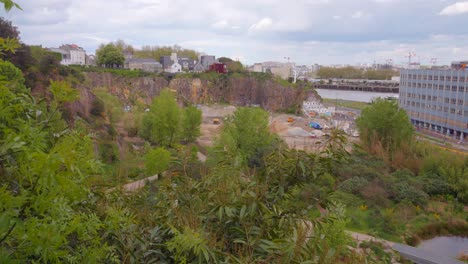 Jardín-Extraordinario-En-Nantes,-Francia,-Vegetación-Vibrante-En-Una-Antigua-Cantera.