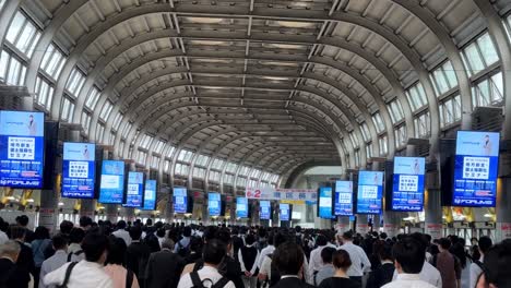 Estación-De-Tren-Japonesa-Abarrotada-De-Gente-Que-Viaja-Bajo-Un-Techo-Arqueado