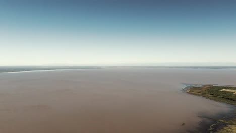 A-panoramic-aerial-view-of-the-vast-Embalse-de-Río-Hondo-reservoir-in-Termas-de-Río-Hondo,-Santiago-del-Estero,-Argentina