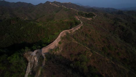 Luftaufnahme-Des-Unrestaurierten-Abschnitts-Der-Chinesischen-Mauer-In-Gubeikou-Vor-Sonnenuntergang