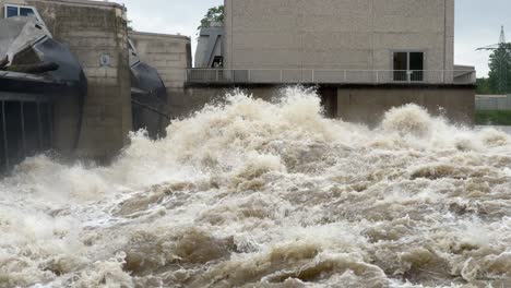 La-Naturaleza-Se-Vuelve-Loca-Durante-La-Inundación,-El-Río-Donau,-Damm-Bergheim-Cerca-De-Ingolstadt