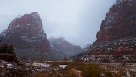 Zion-Nationalpark-An-Einem-Bewölkten-Tag-In-Den-Bergen,-Während-Der-Schnee-Fällt