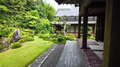 Templo-Ryontaji-Hamamatsu-Japón-Con-Coloridas-Flores,-Agua,-árboles-Y-Templo-Japonés