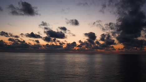 Ruhiges-Weites-Meer-Und-Wunderschöne-Wolken-Bei-Sonnenuntergang-Von-Einem-Fahrenden-Schiff,-Sonnenuntergangskreuzfahrtschiff,-Klarer-Himmel,-Achtsamkeit,-Gelassenheit