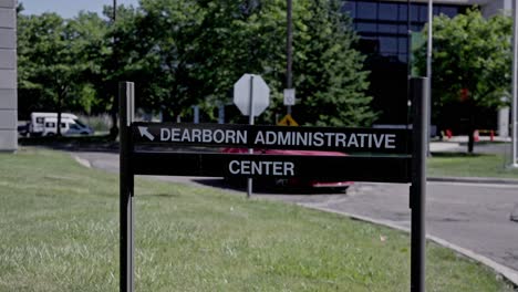 Schild-Des-Verwaltungszentrums-Von-Dearborn,-Michigan-Mit-Vorbeifahrenden-Fahrzeugen-Und-Stabilem-Video