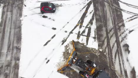 Vista-Aérea-De-La-Carretera-Cubierta-De-Nieve-Con-Quitanieves-En-El-Trabajo-Adorando-La-Tormenta-De-Nieve