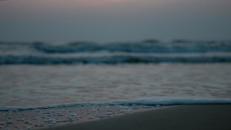 Nahaufnahme-Von-Ruhigen-Wellen,-Die-Abends-Sanft-An-Einen-Sandstrand-Spülen