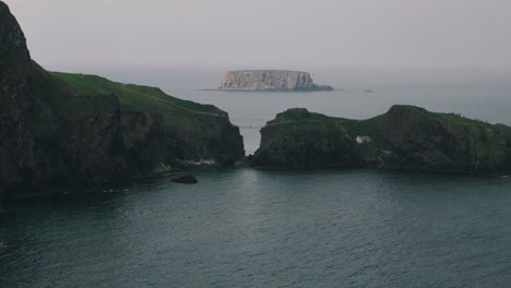 Aproximación-Aérea-Al-Puente-Colgante-De-Carrick-a-rede-En-Irlanda-Del-Norte