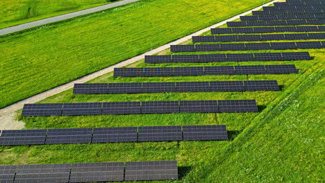 Paneles-Solares-Tumbados-En-Los-Campos-Verdes-Junto-A-La-Carretera.