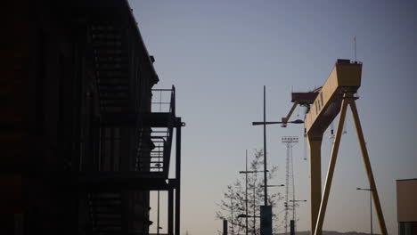 Samson-Und-Goliath-Sind-Die-Beiden-Schiffbau-Portalkräne-Auf-Der-Werft-Von-Harland-&amp;-Wolff-Auf-Der-Ostseite-Des-Belfast-Lough-In-Nordirland