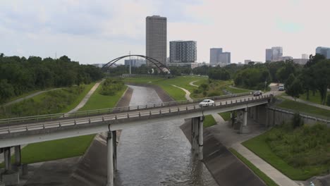 Aufsteigende-Drohnenaufnahme-Des-Buffalo-Bayou-Mit-Dem-Texas-Medical-Center-Im-Hintergrund