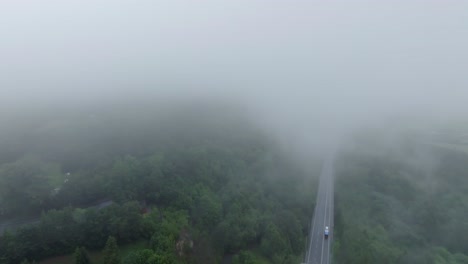 Straße-Mit-Fahrenden-Autos-Im-Dichten-Nebel