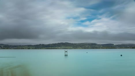 Dunkle-Wolken-Ziehen-über-Einem-See-In-Der-Schweiz