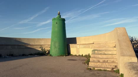 Vista-Hacia-Atrás-De-Un-Faro-Verde-En-Una-Torreta