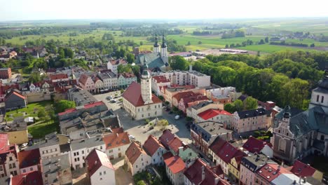 El-Renovado-Y-Reconstruido-Edificio-Renacentista-Del-Ayuntamiento-De-Glogowek,-Polonia.