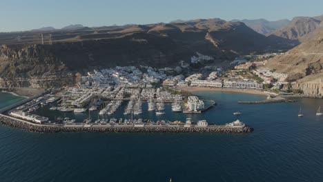 Kleines-Dorf-Mit-Hafen-Und-Touristenattraktion-Puerto-De-Mogan,-Gran-Canaria,-Kanaren