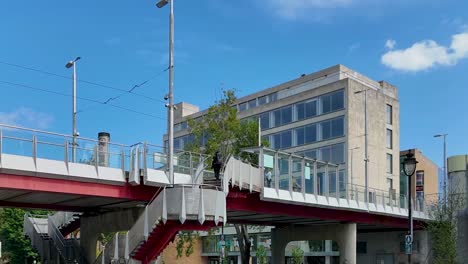 Ein-4k-Zeitraffer-Der-Luas-Bahnhaltestelle-Grand-Canal-Bridge-Dublin-Irland