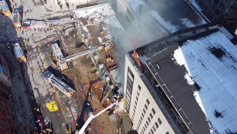 Feuerwehrleute-Löschen-Brand-In-Wohnhaus-In-Der-Innenstadt-Von-Montreal