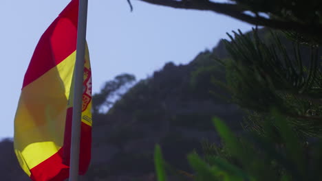 Bandera-Española-Ondeando-En-Un-Día-Ventoso