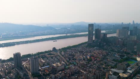 Toma-Aérea-De-Establecimiento-Del-Hermoso-Paisaje-Urbano-De-Changsha-En-China