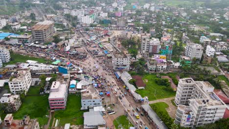 Una-Bulliciosa-Carretera-Cerca-De-La-Estación-De-Autobuses-De-Rupatoli-En-Barisal,-Bangladesh---Toma-Aérea-De-Un-Dron