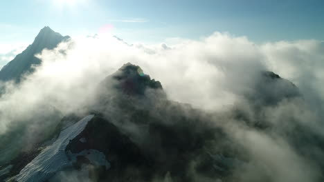 Toma-Aérea-De-Drones-Del-Pico-De-La-Montaña-Celestial.