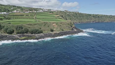 Piscinas-Naturales-A-Lo-Largo-De-La-Costa-Rocosa-De-Santo-Antonio,-Sao-Miguel-De-Las-Islas-Azores