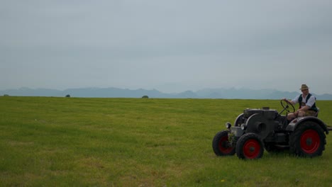 Mann-Mit-Einem-Alten-Oldtimer-Traktor-Bei-Der-Jährlichen-Traditionellen-Bayerischen-Maifestfeier