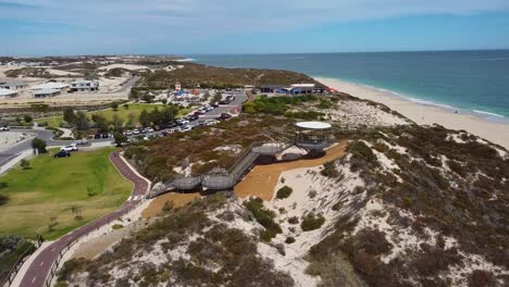 Orbita-Alrededor-De-La-Torre-De-Vigilancia-De-Amberton-Beach-Para-Revelar-El-Desarrollo-De-Los-Suburbios-Costeros