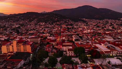 Drohnen-Zeitraffer:-Innenstadt-Von-Uruapan-Und-Haupttempel-Bei-Sonnenuntergang