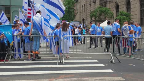 Una-Vista-A-Nivel-De-Calle-Del-Desfile-Del-Día-De-Israel-En-La-Ciudad-De-Nueva-York-En-Un-Día-Soleado