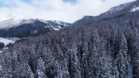 Vuelo-Aéreo-Con-Drones-Sobre-Majestuosos-Picos-Montañosos-Dolomitas,-Italia