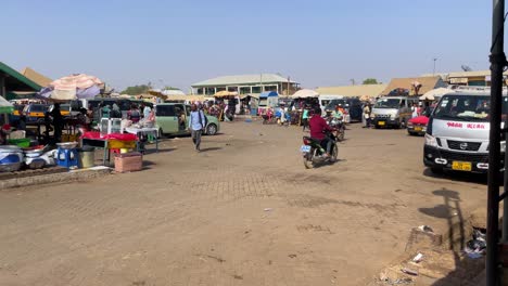 Panoramablick-Auf-Den-Busbahnhof-In-Der-Afrikanischen-Stadtlandschaft-Im-Norden-Ghanas