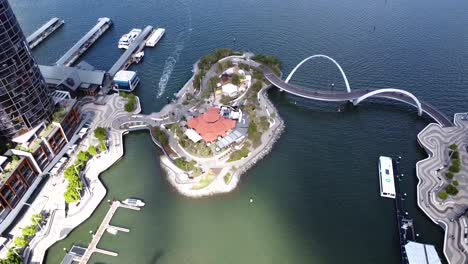 Vista-De-Drones-De-La-Isla-Y-El-Puente-Elizabeth-Quay-En-El-Río-Swan,-Perth.