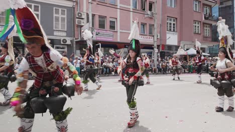 Rosenfest-Straßenparade-Kukeri-Mummers-Tanzen-Vor-Internationalem-Publikum