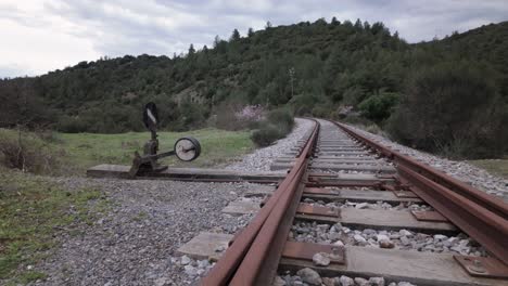 Unbenutzte-Eisenbahnschienen-Mit-Wald-Berg-Hintergrund-Im-Nördlichen-Peloponnes,-Griechenland