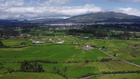 Sobrevuelo-Aéreo-De-Drones-Comunidad-Agrícola-Tranquila-Y-Pacífica-En-El-Valle-De-Machachi,-Volcán-Pasochoa,-Barrio-Puichig,-Cantón-Mejía,-Provincia-De-Pichincha,-Ecuador