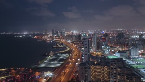 Nachtverkehr-Auf-Der-Küstenstraße-In-Kuwait-Stadt,-Kuwait