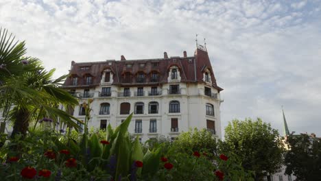 Una-Antigua-Casa-Francesa-De-Arquitectura-De-Aix-Les-Bains-Jardín-Europeo-Rosas-Rojas-Fondo-Del-Horizonte