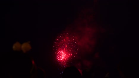 Fuegos-Artificiales-Japoneses-En-La-Playa-Zushi-Cerca-De-Tokio