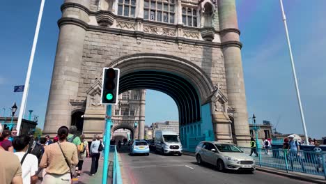 Menschen-Und-Verkehr-Auf-Der-Tower-Bridge-In-London-An-Einem-Sonnigen-Tag