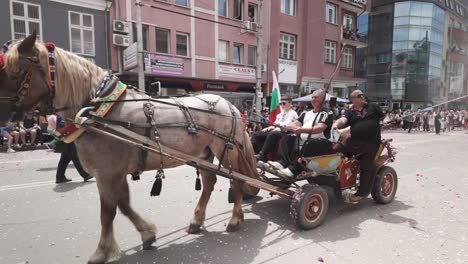 Starkes-Pferd-Zieht-Karren-Bei-Rosenfest-Straßenparade-Prozession