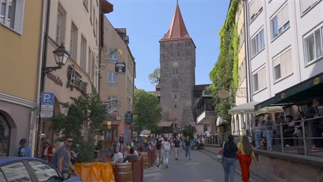 Gente-Caminando-Por-Las-Calles-De-Nuremberg-Alemania