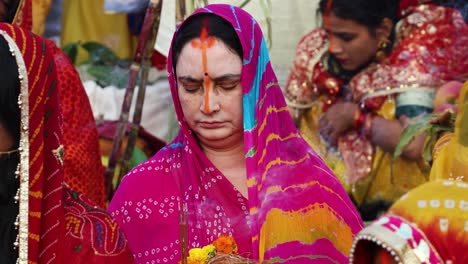 Indische-Frauen-Verehren-Den-Heiligen-Sonnengott-Des-Hinduismus-Beim-Chhath-Festival.-Das-Video-Wurde-Aus-Einem-Flachen-Winkel-In-Jodhpur,-Rajasthan,-Indien-Aufgenommen.