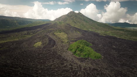 Campos-De-Lava-Con-El-Volcán-Batur-Mount-En-El-Fondo,-Bali-En-Indonesia