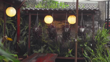 Un-Sereno-Jardín-Japonés-Bañado-Por-Una-Luz-Suave-Muestra-Un-Techo-Tradicional-Con-Sus-Elegantes-Curvas