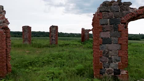 Ruinas-De-Un-Antiguo-Edificio-Que-Parece-Stonehenge,-Smiltene,-Letonia