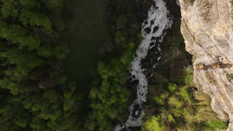 Vista-De-Pájaro-Desde-Arriba-Captura-El-Río-Cerca-De-Las-Cataratas-Seerenbach-Amden-Betlis-Walensee-Suiza