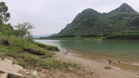 Wasserwellen-Am-Flussufer-Führen-Zur-Phong-Nha-Höhle