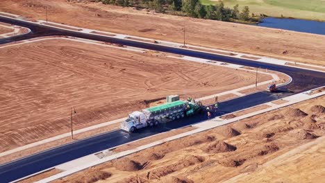 Camión-Y-Máquina-Pavimentadora-Poniendo-Asfalto-En-Un-Nuevo-Escenario-En-Silverwoods-Estate-En-Yarrawonga